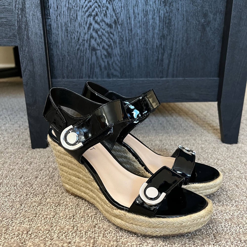 Nine West “Ezybrezyo” Plateform Wedge Heels- black